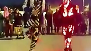 Tuzelity Учит