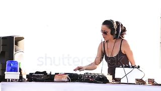 Wanita dj di pantai