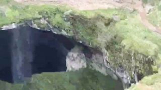 Keindahan gua air terjun