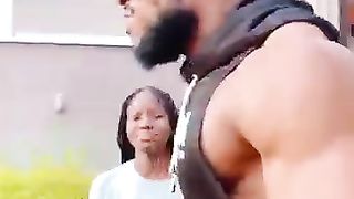 Notre homme gorille combat 4 méchant avec sa petite amie