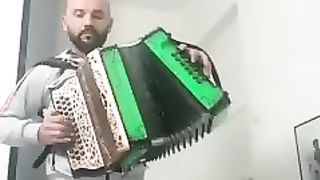 Pascal Cerqueira playing a beautiful Vira.