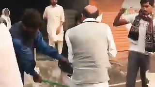 پاکستان ن لیگ کے رہنما کو ووٹ مانگنا مہنگا پڑ گیا۔۔؟