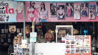 The SUPERMODEL Who Transformed Into a Thai Street Food LEGEND!