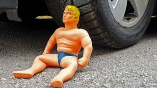 Esmagando coisas crocantes e macias de carro! CARRO EXPERIMENTAL vs Stretch Armstrong #ofertablackfriday