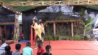Penari Pria Menari Gambyong