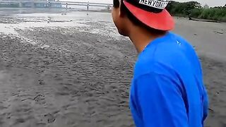 The change of seasons in this country causes the estuary to recede
