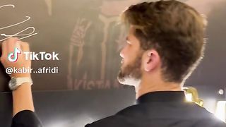 Shaheen Afridi signs
