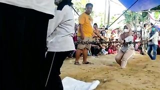 Lomba tarik tambang perempuan