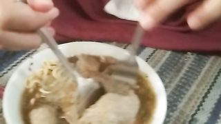 Mukbang bakso beranak