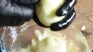 Jaggy potato chips with white chocolate