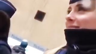 Il tente de draguer une policière