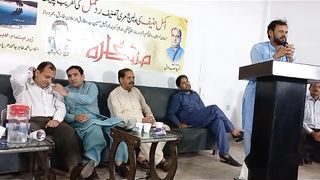 Rawhid Tabassum reciting his poetry