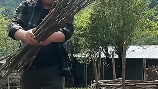 Cuisiner de la viande comme un vrai sauvage ! construit un tandoor dans les montagnes pour cuire un agneau entier sous un tonneau.