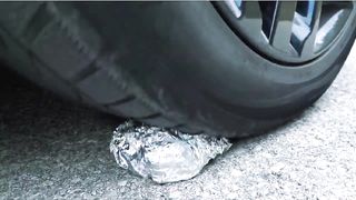 Esmagando coisas crocantes e macias de carro! EXPERIMENTO CARRO VS FUTEBOL