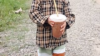 Si Ucil asik minum es