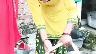 Paani Bhar Rahi Hai Pipe Pakad Ke #cutebaby #beautiful #villagevlog #desi #bhabhiji