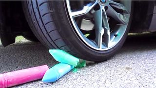 Esmagando coisas crocantes e macias de carro! CARRO EXPERIMENTAL VS M&M 2