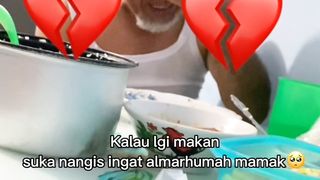 BAPAK INI SELALAU MENGINGAT ISTRINYA YANG SUDAH MENINGGAL