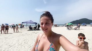 A MENINA TA NA PRAIA