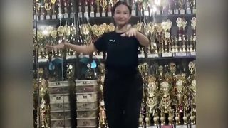VIRAL SEORANG WANITA MENARI DI DEPAN PULUHAN PIALA  BIKIN TETANGGA IRI