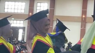 MOMENT WISUDA BAWA ANAK KECIL