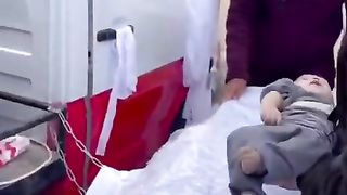ایسے دفنا رہے ہیں لوگ اپنے جگر کے ٹکڑوں کو ????????????????????