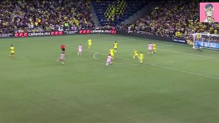 the players just saw the beauty of Lionel Messi's dribbling!!