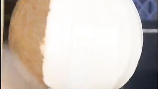 Descascando coco
