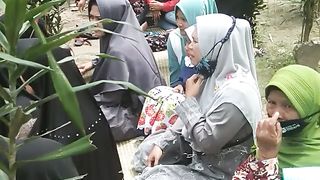 Doa bersama di pemakaman / makam Ayah