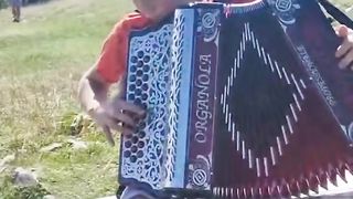 Rúben Pinto playing on this beautiful Organola concertina. Subscribe to my channel for more videos!