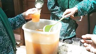 Ibu2 PKK berbagi minuman herbal sinom