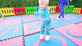 Diana and Roma Play ABC Game with Oliver