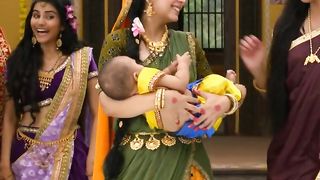 बाल कृष्ण से मिलने आयी गोपियां