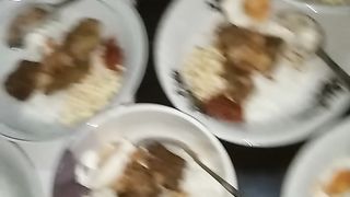 Menyiapkan untuk makan bersama