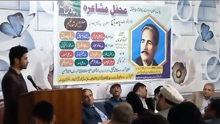 Naveed Sadiq reciting his poetry 3