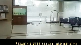 Detik detik pecahnya kaca rumah sakit mitra keluarga surabaya