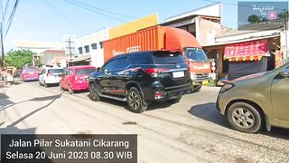 Suasana Kemacetan di Jalan Pilar Sukatani