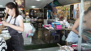 Gorgeous Restaurant Owner Cooks The Best Noodle Soup In Thailand - Thai Street Food