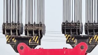 Heavy load, heavy crane, heavy work
