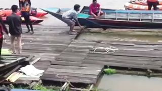 Bocah mangsa buaya sudah di temukan dan buaya berhasil di kuburkan