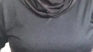 gadis berkerudung goyang