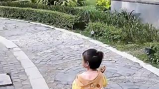 play with balloons in the park