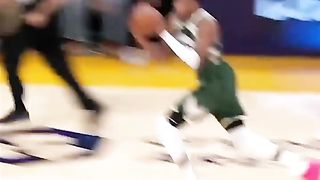 LEBRON WATCHING DAME ET GIANNIS