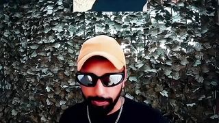 Арабская девушка поёт с своими баранами