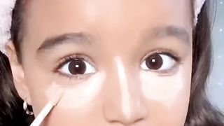 LITTLE GIRL DOES MAKEUP