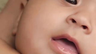 यशोदा मैया ने बाल कृष्ण के पांवो को मजबूत deo