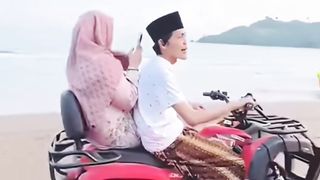 Gus iqdam & ning nila main ke pantai