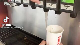 Como pegar só coca cola no refil do burguer king.