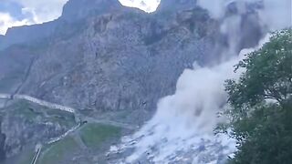 Detik detik terjadi longsor di Himalaya
