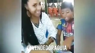 Esta criança só queria vender nada mais..